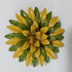 Vintage 3D Enamel metal brooch.